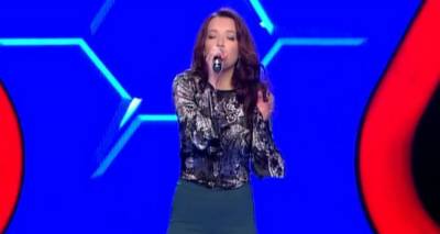 &Mu;&pi;ή&kappa;&epsilon; &sigma;&tau;&omicron; "The Voice" &eta; &Lambda;&eta;&mu;&nu;&iota;ά &Nu;&iota;&kappa;&omicron;&lambda;έ&tau;&tau;&alpha; &Lambda;&iota;ά&pi;&eta; (video)