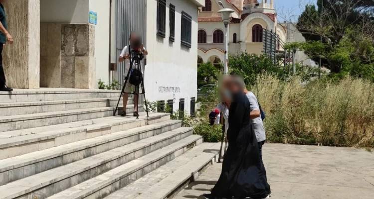 Σοκ στο Αγρίνιο με τον ιερέα που συνελήφθη για βιασμό ανήλικης | Τον κατήγγειλαν δύο αδελφές