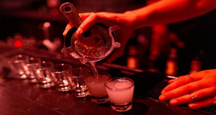 Συλλήψεις δύο ατόμων στη Λήμνο για αλκοόλ σε ανηλίκους και ηχορύπανση σε κατάστημα