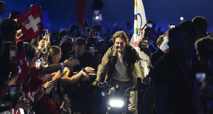 &Eta; &Alpha;&rho;&chi;&alpha;ί&alpha; &Epsilon;&lambda;&lambda;ά&delta;&alpha; έ&delta;&omega;&sigma;&epsilon; &sigma;&kappa;&upsilon;&tau;ά&lambda;&eta; &sigma;&tau;&omicron;&nu; &Tau;&omicron;&mu; &Kappa;&rho;&omicron;&upsilon;&zeta;: &Pi;&alpha;&rho;ί&sigma;&iota;, &Chi;ό&lambda;&iota;&gamma;&omicron;&upsilon;&nu;&tau;, &Omicron;&lambda;&upsilon;&mu;&pi;&iota;&alpha;&kappa;&omicron;ί &Alpha;&gamma;ώ&nu;&epsilon;&sigmaf; &kappa;&alpha;&iota; &mu;&iota;&alpha; &tau;&epsilon;&lambda;&epsilon;&tau;ή