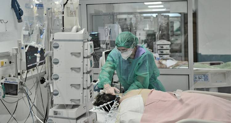 Σοκάρουν οι περιπτώσεις αρνητών που πεθαίνουν από κορωνοϊό | Αρνούνται και τη διασωλήνωση