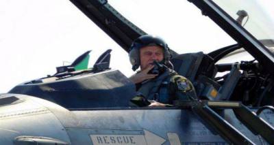 Ο Α/ΓΕΑ πετά με F-16 για Λήμνο