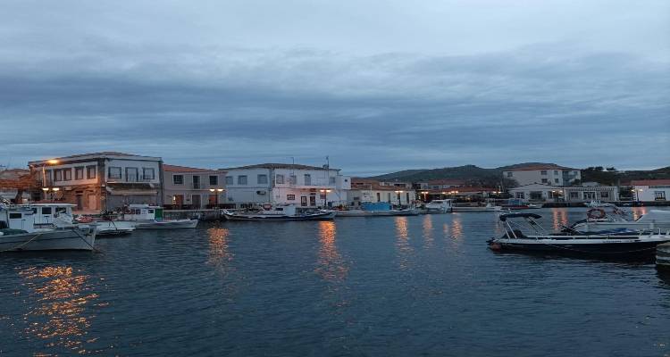&Phi;&omega;&tau;ό: &Nu;&tau;ί&nu;&alpha; &Kappa;&alpha;&rho;&alpha;&gamma;&epsilon;ώ&rho;&gamma;&omicron;&upsilon;