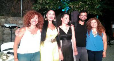 &Sigma;&tau;&omicron;&nu; &mu;&alpha;&gamma;&epsilon;&upsilon;&tau;&iota;&kappa;ό &kappa;ό&sigma;&mu;&omicron; &tau;&omega;&nu; &Lambda;&eta;&mu;&nu;&iota;ώ&nu; &pi;&alpha;&rho;&alpha;&mu;&upsilon;&theta;&iota;ώ&nu; &mu;&epsilon;&tau;&alpha;&phi;έ&rho;&theta;&eta;&kappa;&epsilon; &epsilon;&chi;&theta;έ&sigmaf; &eta; &Mu;ύ&rho;&iota;&nu;&alpha;