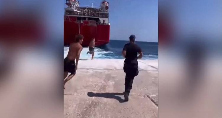 &Beta;ί&nu;&tau;&epsilon;&omicron;: &Lambda;&iota;&mu;&epsilon;&nu;&iota;&kappa;&omicron;ί &kappa;&upsilon;&nu;&eta;&gamma;&omicron;ύ&nu; &laquo;&alpha;&pi;&omicron;&nu;&epsilon;&rho;&iota;&sigma;&tau;έ&sigmaf;&raquo; &sigma;&tau;&eta; &Sigma;ί&kappa;&iota;&nu;&omicron; &pi;&omicron;&upsilon; &pi;έ&phi;&tau;&omicron;&upsilon;&nu; &sigma;&tau;&eta; &theta;ά&lambda;&alpha;&sigma;&sigma;&alpha; &tau;&eta;&nu; ώ&rho;&alpha; &pi;&omicron;&upsilon; &phi;&epsilon;ύ&gamma;&epsilon;&iota; &tau;&omicron; &pi;&lambda;&omicron;ί&omicron;