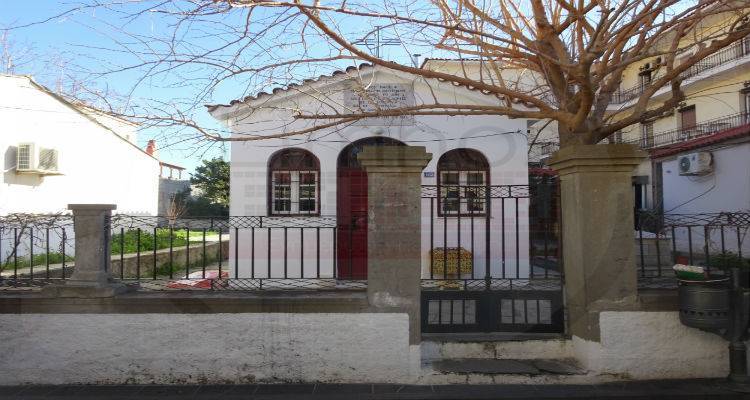 Φωτιά απείλησε σήμερα το πρωί το εκκλησάκι στην αγορά της Μύρινας