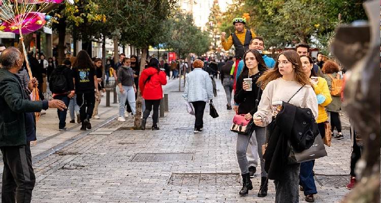 Κορωνοϊός: Ακόμα 96 θάνατοι, 692 οι διασωληνωμένοι, 4.696 τα νέα κρούσματα