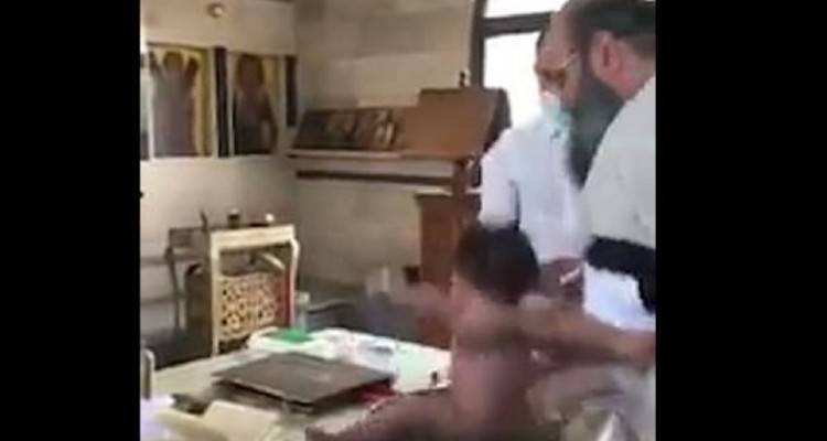 Κύπρος: Χαμός με βάφτιση - «Σιγά με το μωρό» φώναζαν οι γονείς στον ιερέα (βίντεο)