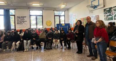 &laquo;&Gamma;έ&phi;&upsilon;&rho;&epsilon;&sigmaf; &zeta;&omega;ή&sigmaf;&raquo; &sigma;&tau;&eta;&nu; &pi;&rho;ά&xi;&eta;: &Tau;&omicron; &Gamma;&upsilon;&mu;&nu;ά&sigma;&iota;&omicron; &Lambda;&iota;&beta;&alpha;&delta;&omicron;&chi;&omega;&rho;ί&omicron;&upsilon; &mu;&alpha;&theta;&alpha;ί&nu;&epsilon;&iota; &kappa;&alpha;&iota; &sigma;&tau;&eta;&rho;ί&zeta;&epsilon;&iota; &tau;&eta;&nu; &alpha;&iota;&mu;&omicron;&delta;&omicron;&sigma;ί&alpha;