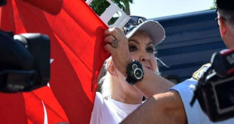 &Omicron;&lambda;&alpha; &tau;&alpha; &epsilon;&upsilon;&tau;&rho;ά&pi;&epsilon;&lambda;&alpha; &sigma;&tau;&eta; &delta;ί&kappa;&eta; &tau;&omega;&nu; &laquo;8&raquo;: &Delta;&iota;&kappa;&eta;&gamma;ό&rho;&omicron;&iota; &mu;&epsilon; &tau;&eta;&beta;έ&nu;&nu;&omicron;&upsilon;&sigmaf;, &epsilon;&xi;&omicron;&rho;&gamma;&iota;&sigma;&mu;έ&nu;&eta; &tau;&rho;&alpha;&nu;&sigma;έ&xi;&omicron;&upsilon;&alpha;&lambda;