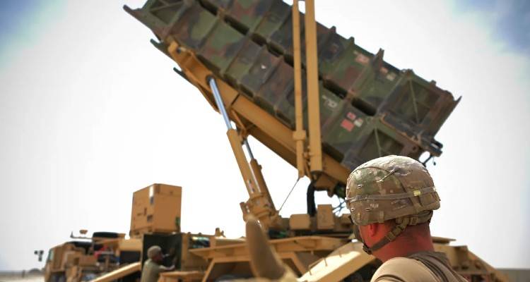 &Pi;ό&lambda;&epsilon;&mu;&omicron;&sigmaf; &sigma;&tau;&eta;&nu; &Omicron;&upsilon;&kappa;&rho;&alpha;&nu;ί&alpha;: &Eta; &Gamma;&epsilon;&rho;&mu;&alpha;&nu;ί&alpha; &pi;&rho;&omicron;&sigma;&phi;έ&rho;&epsilon;&iota; Patriot &sigma;&tau;&eta;&nu; &Pi;&omicron;&lambda;&omega;&nu;ί&alpha;, &mu;&epsilon;&tau;ά &tau;&omicron;&nu; &laquo;&alpha;&delta;έ&sigma;&pi;&omicron;&tau;&omicron;&raquo; &pi;ύ&rho;&alpha;&upsilon;&lambda;&omicron; &sigma;&tau;&omicron; έ&delta;&alpha;&phi;ό&sigmaf; &tau;&eta;&sigmaf;