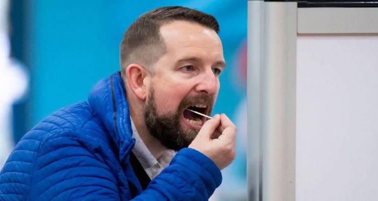 Βρετανία : Επεκτείνονται τα τεστ Covid – Σχέδιο για τον εμβολιασμό  30 εκατομμυρίων ανθρώπων κάτω των 50 ετών