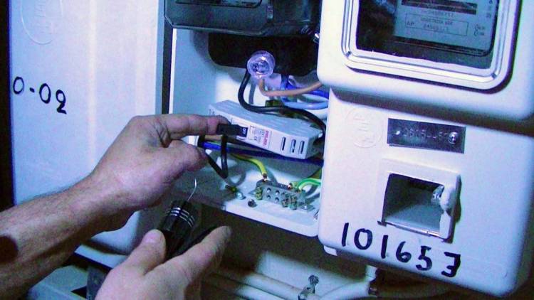 Η ΔΕΗ κόβει το ρεύμα σε νοικοκυριά της Λήμνου