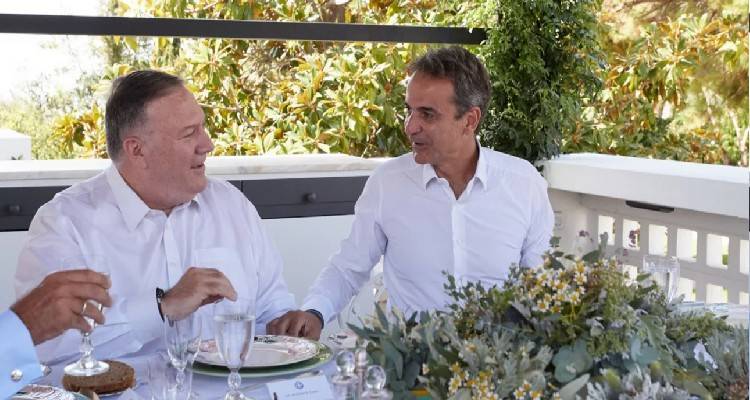 &Eta; &sigma;ύ&mu;&mu;&alpha;&chi;&omicron;&sigmaf; &Epsilon;&lambda;&lambda;ά&delta;&alpha;, &tau;&omicron; &Alpha;&iota;&gamma;&alpha;ί&omicron;, &eta; &phi;&iota;&lambda;&omicron;&xi;&epsilon;&nu;ί&alpha; &Mu;&eta;&tau;&sigma;&omicron;&tau;ά&kappa;&eta; | &Tau;&iota; &gamma;&rho;ά&phi;&epsilon;&iota; &omicron; &Pi;&omicron;&mu;&pi;έ&omicron; &sigma;&tau;&omicron; &beta;&iota;&beta;&lambda;ί&omicron; &kappa;&alpha;&iota; &epsilon;&xi;ό&rho;&gamma;&iota;&sigma;&epsilon; &tau;&omicron;&upsilon;&sigmaf; &Tau;&omicron;ύ&rho;&kappa;&omicron;&upsilon;&sigmaf;