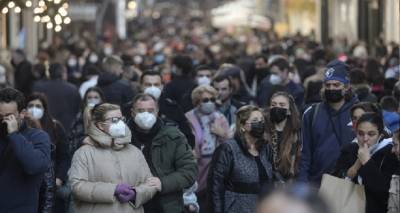 &Kappa;&omicron;&rho;&omega;&nu;&omicron;ϊό&sigmaf;: 16.274 &kappa;&rho;&omicron;ύ&sigma;&mu;&alpha;&tau;&alpha;, ά&lambda;&lambda;&omicron;&iota; 70 &nu;&epsilon;&kappa;&rho;&omicron;ί, &sigma;&tau;&omicron;&upsilon;&sigmaf; 413 &omicron;&iota; &delta;&iota;&alpha;&sigma;&omega;&lambda;&eta;&nu;&omega;&mu;έ&nu;&omicron;&iota;