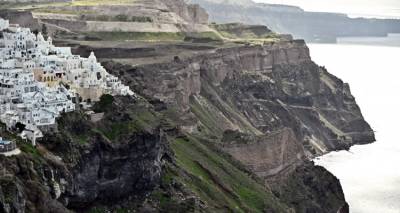 &Epsilon;&nu;&alpha;&sigmaf; &chi;&rho;ό&nu;&omicron;&sigmaf; &mu;&epsilon;&tau;ά: &Pi;ώ&sigmaf; &tau;&omicron; &mu;ά&gamma;&mu;&alpha; &pi;&upsilon;&rho;&omicron;&delta;ό&tau;&eta;&sigma;&epsilon; 25.000 &sigma;&epsilon;&iota;&sigma;&mu;&omicron;ύ&sigmaf; &sigma;&tau;&eta; &Sigma;&alpha;&nu;&tau;&omicron;&rho;ί&nu;&eta; &sigma;&epsilon; &delta;&upsilon;&omicron; &mu;ή&nu;&epsilon;&sigmaf; | &Tau;&iota; &sigma;&upsilon;&nu;έ&beta;&eta; &tau;&epsilon;&lambda;&iota;&kappa;ά &sigma;&tau;&omicron;&nu; &beta;&upsilon;&theta;ό &tau;&omicron;&upsilon; &Alpha;&iota;&gamma;&alpha;ί&omicron;&upsilon;