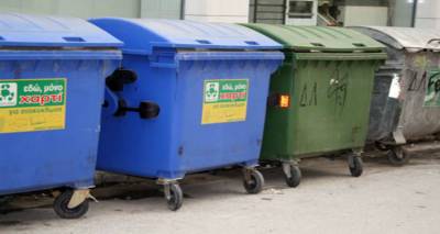 Μεταφέρονται οι κάδοι απορριμμάτων από το κτίριο της Ένωσης στο parking του παλιού λιμανιού Μύρινας