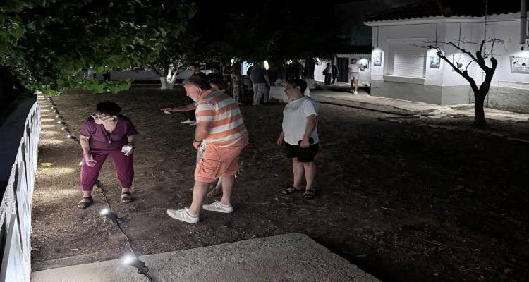 &Sigma;&tau;&eta;&nu; &tau;&epsilon;&lambda;&iota;&kappa;ή &tau;&eta;&sigmaf; &epsilon;&upsilon;&theta;&epsilon;ί&alpha; &eta; έ&kappa;&theta;&epsilon;&sigma;&eta; &phi;&omega;&tau;&omicron;&gamma;&rho;&alpha;&phi;ί&alpha;&sigmaf; &laquo;&Eta; &Sigma;&upsilon;&nu;έ&chi;&epsilon;&iota;&alpha; &mu;&iota;&alpha;&sigmaf; &Sigma;&upsilon;&nu;&epsilon;ί&delta;&eta;&sigma;&eta;&sigmaf;&raquo; &sigma;&tau;&eta; &Nu;έ&alpha; &Kappa;&omicron;ύ&tau;&alpha;&lambda;&eta;