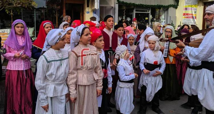 Λύκειο Ελληνίδων Λήμνου: Χριστουγεννιάτικες μελωδίες «πλημμύρισε» η πλατεία Υψιπύλης (video)