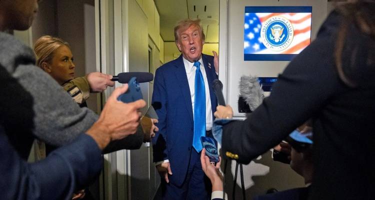 &Tau;&rho;&alpha;&mu;&pi; &gamma;&iota;&alpha; &Gamma;&rho;&omicron;&iota;&lambda;&alpha;&nu;&delta;ί&alpha;: &laquo;&Epsilon;ί&tau;&epsilon; έ&tau;&sigma;&iota; &epsilon;ί&tau;&epsilon; &alpha;&lambda;&lambda;&iota;ώ&sigmaf;, &theta;&alpha; &tau;&eta;&nu; &pi;ά&rho;&omicron;&upsilon;&mu;&epsilon; -&Eta; ά&mu;&upsilon;&nu;ά &tau;&eta;&sigmaf; &epsilon;ί&nu;&alpha;&iota; &delta;ύ&omicron; έ&lambda;&kappa;&eta;&theta;&rho;&alpha; &mu;&epsilon; &sigma;&kappa;ύ&lambda;&omicron;&upsilon;&sigmaf;&raquo;