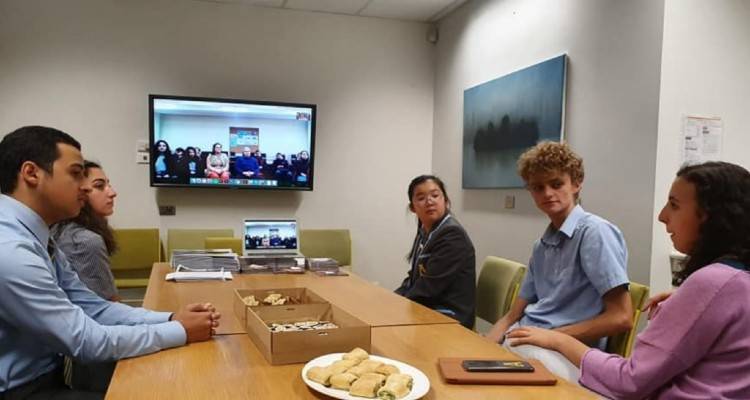 Μαθητές του Albert Park College επικοινώνησαν μέσω Skype με μαθητές του 1ου Λυκείου Μούδρου στο πλαίσιο του προγράμματος «Μιλάμε ελληνικά το Μάρτιο». Φώτο: Supplied