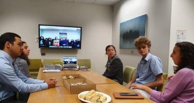 Μαθητές του Albert Park College επικοινώνησαν μέσω Skype με μαθητές του 1ου Λυκείου Μούδρου στο πλαίσιο του προγράμματος «Μιλάμε ελληνικά το Μάρτιο». Φώτο: Supplied