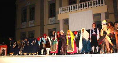 «Η ξενιτιά το χαίρεται»: Συγκίνησε η παράσταση του Λυκείου των Ελληνίδων Λήμνου (photos)