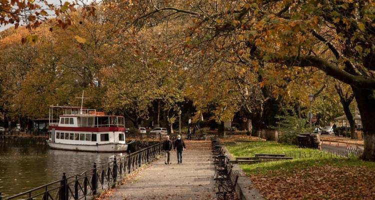&laquo;&Tau;&omicron;&upsilon;&rho;&iota;&sigma;&mu;ό&sigmaf; &gamma;&iota;&alpha; Ό&lambda;&omicron;&upsilon;&sigmaf; 2025&raquo;: &Pi;&omicron;&iota;&omicron;&iota; &theta;&alpha; &lambda;ά&beta;&omicron;&upsilon;&nu; voucher έ&omega;&sigmaf; 600 &epsilon;&upsilon;&rho;ώ | &Sigma;&epsilon; &lambda;ί&gamma;&epsilon;&sigmaf; &eta;&mu;έ&rho;&epsilon;&sigmaf; &omicron;&iota; &alpha;&nu;&alpha;&kappa;&omicron;&iota;&nu;ώ&sigma;&epsilon;&iota;&sigmaf;, ό&lambda;&epsilon;&sigmaf; &omicron;&iota; &alpha;&lambda;&lambda;&alpha;&gamma;έ&sigmaf;