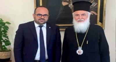 &Mu;&epsilon; &tau;&omicron;&nu; &Mu;&eta;&tau;&rho;&omicron;&pi;&omicron;&lambda;ί&tau;&eta; &Lambda;ή&mu;&nu;&omicron;&upsilon; &sigma;&upsilon;&nu;&alpha;&nu;&tau;ή&theta;&eta;&kappa;&epsilon; &omicron; &Gamma;.&Gamma;. &Alpha;&iota;&gamma;&alpha;ί&omicron;&upsilon; &kappa;&alpha;&iota; &Nu;&eta;&sigma;&iota;&omega;&tau;&iota;&kappa;ή&sigmaf; &pi;&omicron;&lambda;&iota;&tau;&iota;&kappa;ή&sigmaf;