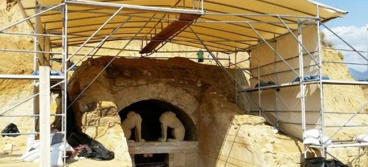 &Tau;&alpha; &tau;έ&sigma;&sigma;&epsilon;&rho;&alpha; &epsilon;&pi;&iota;&kappa;&rho;&alpha;&tau;έ&sigma;&tau;&epsilon;&rho;&alpha; &sigma;&epsilon;&nu;ά&rho;&iota;&alpha; &gamma;&iota;&alpha; &tau;&omicron;&nu; &laquo;έ&nu;&omicron;&iota;&kappa;&omicron;&raquo; &tau;&omicron;&upsilon; &tau;ά&phi;&omicron;&upsilon; &tau;&eta;&sigmaf; &Alpha;&mu;&phi;ί&pi;&omicron;&lambda;&eta;&sigmaf;