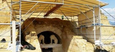 &Tau;&alpha; &tau;έ&sigma;&sigma;&epsilon;&rho;&alpha; &epsilon;&pi;&iota;&kappa;&rho;&alpha;&tau;έ&sigma;&tau;&epsilon;&rho;&alpha; &sigma;&epsilon;&nu;ά&rho;&iota;&alpha; &gamma;&iota;&alpha; &tau;&omicron;&nu; &laquo;έ&nu;&omicron;&iota;&kappa;&omicron;&raquo; &tau;&omicron;&upsilon; &tau;ά&phi;&omicron;&upsilon; &tau;&eta;&sigmaf; &Alpha;&mu;&phi;ί&pi;&omicron;&lambda;&eta;&sigmaf;