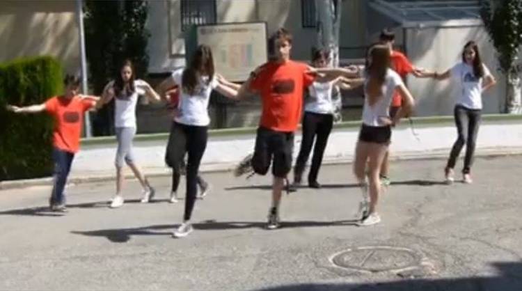 Ισπανοί μαθητές μαθαίνουν συρτάκι από έναν… Θεσσαλονικιό