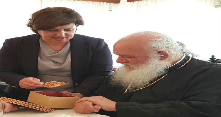 &Mu;&epsilon; &pi;ή&lambda;&iota;&nu;&epsilon;&sigmaf; &lambda;&upsilon;&chi;&nu;ί&epsilon;&sigmaf; &phi;&omega;&tau;&iota;&sigma;&mu;&omicron;ύ &upsilon;&pi;&omicron;&delta;έ&chi;&theta;&eta;&kappa;&epsilon; &eta; &Pi;&epsilon;&rho;&iota;&phi;&epsilon;&rho;&epsilon;&iota;ά&rho;&chi;&eta;&sigmaf; &tau;&omicron;&nu; &Alpha;&rho;&chi;&iota;&epsilon;&pi;ί&sigma;&kappa;&omicron;&pi;&omicron;