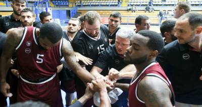 &Eta; &Lambda;ή&mu;&nu;&omicron;&sigmaf; &mu;&pi;&alpha;ί&nu;&epsilon;&iota; &sigma;&tau;&omicron;&nu; &chi;ά&rho;&tau;&eta;