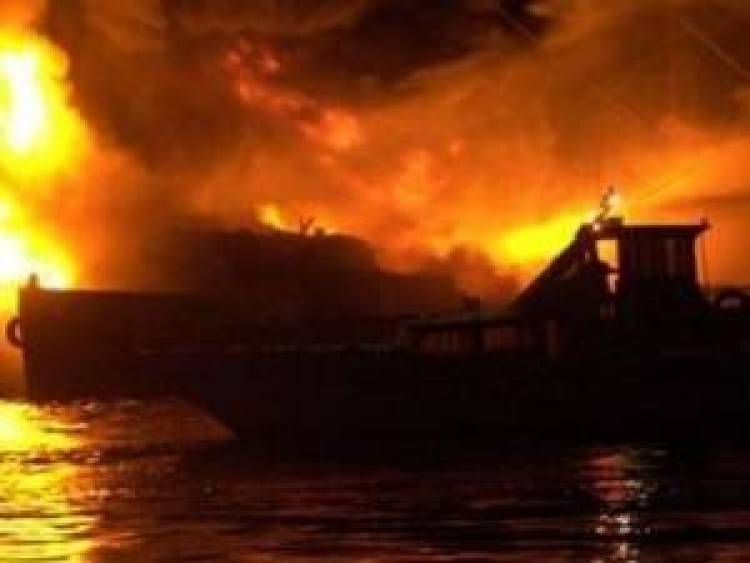 ΤΩΡΑ: Φωτιά σε παροπλισμένο ρυμουλκό στο λιμάνι της Μύρινας