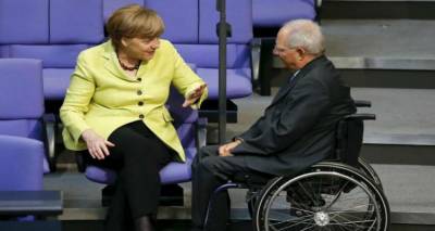 Spiegel: &Epsilon;&tau;&omicron;&iota;&mu;&omicron;&sigmaf; &omicron; &Sigma;ό&iota;&mu;&pi;&lambda;&epsilon; &nu;&alpha; &delta;&iota;&alpha;&delta;&epsilon;&chi;&theta;&epsilon;ί &tau;&eta; &Mu;έ&rho;&kappa;&epsilon;&lambda;, &alpha;&nu; &alpha;&pi;&omicron;&sigma;&upsilon;&rho;&theta;&epsilon;ί