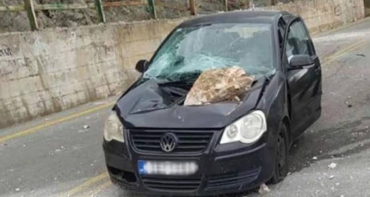 Αράχωβα: Βράχος έπεσε σε εν κινήσει αυτοκίνητο, γλίτωσαν από τύχη οι επιβάτες
