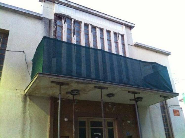 Ξεκινάνε οι εργασίες απομάκρυνσης των επικίνδυνων τμήματων στη πρόσοψη του Γαροφαλλίδειου (photos)