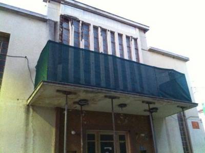 Ξεκινάνε οι εργασίες απομάκρυνσης των επικίνδυνων τμήματων στη πρόσοψη του Γαροφαλλίδειου (photos)