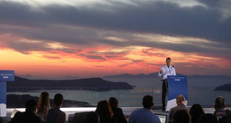Παγκόσμιο προσκλητήριο Μητσοτάκη για τον τουρισμό στην Ελλάδα | Με φόντο το ηλιοβασίλεμα της Σαντορίνης