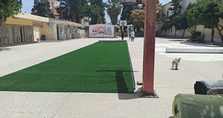 Η ευχάριστη είδηση της ημέρας: Τοποθετείται συνθετικός χλοοτάπητας στο προαύλιο του 1ου Δημοτικού Σχολείου Μύρινας