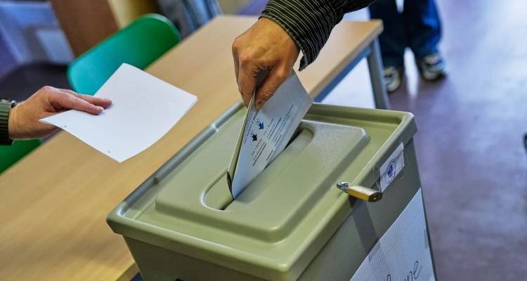 &Eta; &Sigma;&omicron;&upsilon;&eta;&delta;ί&alpha; &pi;&rho;&omicron;&epsilon;&iota;&delta;&omicron;&pi;&omicron;&iota;&epsilon;ί: &Rho;&omega;&sigma;&iota;&kappa;ή &laquo;&epsilon;&kappa;&sigma;&tau;&rho;&alpha;&tau;&epsilon;ί&alpha;&raquo; &mu;&epsilon; 1.200 bots &sigma;&tau;&alpha; social &gamma;&iota;&alpha; &pi;&alpha;&rho;&alpha;&pi;&lambda;&eta;&rho;&omicron;&phi;ό&rho;&eta;&sigma;&eta; &kappa;&alpha;&iota; &delta;&iota;&chi;&alpha;&sigma;&mu;ό &epsilon;&nu;ό&psi;&epsilon;&iota; &epsilon;&kappa;&lambda;&omicron;&gamma;ώ&nu; &sigma;&epsilon; &Gamma;&epsilon;&rho;&mu;&alpha;&nu;ί&alpha;-&Gamma;&alpha;&lambda;&lambda;ί&alpha;