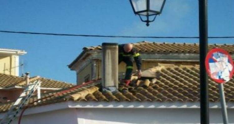 &Phi;&omega;&tau;&iota;ά &sigma;&epsilon; &kappa;&alpha;&mu;&iota;&nu;ά&delta;&alpha; &sigma;&pi;&iota;&tau;&iota;&omicron;ύ &sigma;&tau;&omicron; &Theta;ά&nu;&omicron;&sigmaf;