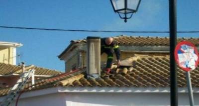 &Phi;&omega;&tau;&iota;ά &sigma;&epsilon; &kappa;&alpha;&mu;&iota;&nu;ά&delta;&alpha; &sigma;&pi;&iota;&tau;&iota;&omicron;ύ &sigma;&tau;&omicron; &Theta;ά&nu;&omicron;&sigmaf;