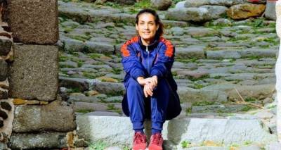 &Lambda;ή&mu;&nu;&omicron;&sigmaf;: &Gamma;&upsilon;&nu;&alpha;&iota;&kappa;&epsilon;ί&omicron; &Pi;&omicron;&delta;ό&sigma;&phi;&alpha;&iota;&rho;&omicron; | &Mu;&alpha;&rho;ί&alpha; &Mu;&pi;&omicron;&upsilon;&lambda;έ&tau;&omicron;&upsilon;: &laquo;&Delta;&upsilon;&sigma;&tau;&upsilon;&chi;ώ&sigmaf; &mu;&alpha;&sigmaf; &delta;&iota;&alpha;&kappa;&rho;ί&nu;&epsilon;&iota; &omicron; &delta;&iota;&chi;&alpha;&sigma;&mu;ό&sigmaf; &epsilon;&delta;ώ &kappa;&alpha;&iota; έ&nu;&alpha; &chi;&rho;ό&nu;&omicron; &kappa;&alpha;&iota; ό&chi;&iota; &eta; &epsilon;&nu;ό&tau;&eta;&tau;&alpha;&raquo;