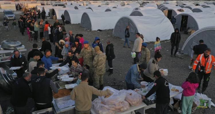 &Sigma;ά&lambda;&omicron;&sigmaf; &sigma;&tau;&eta;&nu; &Tau;&omicron;&upsilon;&rho;&kappa;ί&alpha;: &Eta; &Epsilon;&rho;&upsilon;&theta;&rho;ά &Eta;&mu;&iota;&sigma;έ&lambda;&eta;&nu;&omicron;&sigmaf; &pi;&omicron;ύ&lambda;&eta;&sigma;&epsilon;, &alpha;&nu;&tau;ί &nu;&alpha; &delta;&omega;&rho;ί&sigma;&epsilon;&iota; &sigma;&kappa;&eta;&nu;έ&sigmaf; &sigma;&epsilon; &sigma;&epsilon;&iota;&sigma;&mu;ό&pi;&lambda;&eta;&kappa;&tau;&omicron;&upsilon;&sigmaf; -Έ&nu;&tau;&omicron;&nu;&epsilon;&sigmaf; &alpha;&nu;&tau;&iota;&delta;&rho;ά&sigma;&epsilon;&iota;&sigmaf;