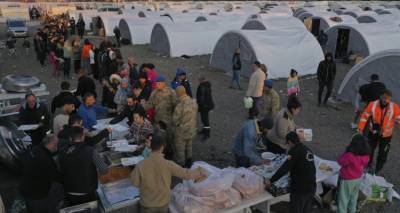 &Sigma;ά&lambda;&omicron;&sigmaf; &sigma;&tau;&eta;&nu; &Tau;&omicron;&upsilon;&rho;&kappa;ί&alpha;: &Eta; &Epsilon;&rho;&upsilon;&theta;&rho;ά &Eta;&mu;&iota;&sigma;έ&lambda;&eta;&nu;&omicron;&sigmaf; &pi;&omicron;ύ&lambda;&eta;&sigma;&epsilon;, &alpha;&nu;&tau;ί &nu;&alpha; &delta;&omega;&rho;ί&sigma;&epsilon;&iota; &sigma;&kappa;&eta;&nu;έ&sigmaf; &sigma;&epsilon; &sigma;&epsilon;&iota;&sigma;&mu;ό&pi;&lambda;&eta;&kappa;&tau;&omicron;&upsilon;&sigmaf; -Έ&nu;&tau;&omicron;&nu;&epsilon;&sigmaf; &alpha;&nu;&tau;&iota;&delta;&rho;ά&sigma;&epsilon;&iota;&sigmaf;