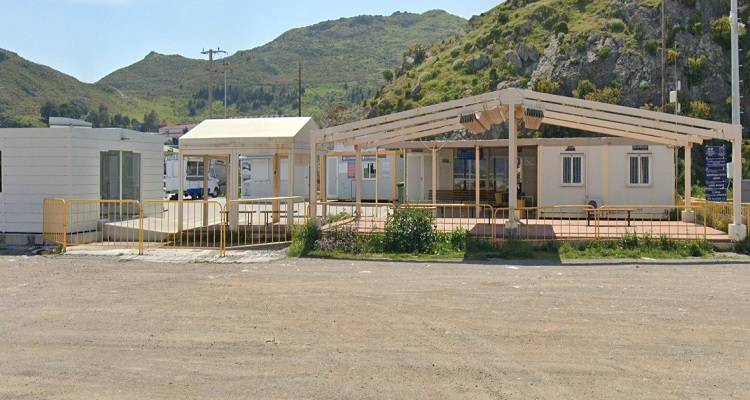 Παράπονα για την κλειστή αίθουσα αναμονής και την έλλειψη πρόσβασης σε τουαλέτες στο λιμάνι του Αγίου Νικολάου στη Μύρινα