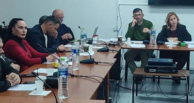 Έ&nu;&tau;&alpha;&sigma;&eta; &kappa;&alpha;&iota; &pi;&omicron;&lambda;&iota;&tau;&iota;&kappa;ή &rho;ή&xi;&eta; &sigma;&tau;&omicron; &Delta;&eta;&mu;&omicron;&tau;&iota;&kappa;ό &Sigma;&upsilon;&mu;&beta;&omicron;ύ&lambda;&iota;&omicron; &Lambda;ή&mu;&nu;&omicron;&upsilon; | &Eta; &Delta;ή&mu;&alpha;&rho;&chi;&omicron;&sigmaf; &Lambda;ή&mu;&nu;&omicron;&upsilon; &delta;&iota;έ&gamma;&rho;&alpha;&psi;&epsilon; &tau;&eta;&nu; &Alpha;&delta;&alpha;&mu;&alpha;&nu;&tau;ί&alpha; &Gamma;&alpha;&rho;&omicron;&phi;&alpha;&lambda;&lambda;ί&delta;&omicron;&upsilon; &alpha;&pi;ό &tau;&eta;&nu; &pi;&alpha;&rho;ά&tau;&alpha;&xi;&eta;