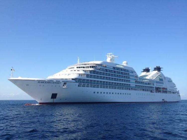 «Χαμόγελα» στην αγορά της Μύρινας εχθές από το τελευταίο Κρουαζιερόπλοιο του Αυγούστου